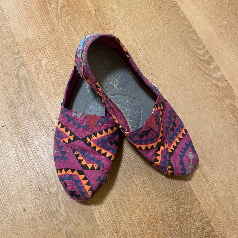 Aztec Print Toms size 7